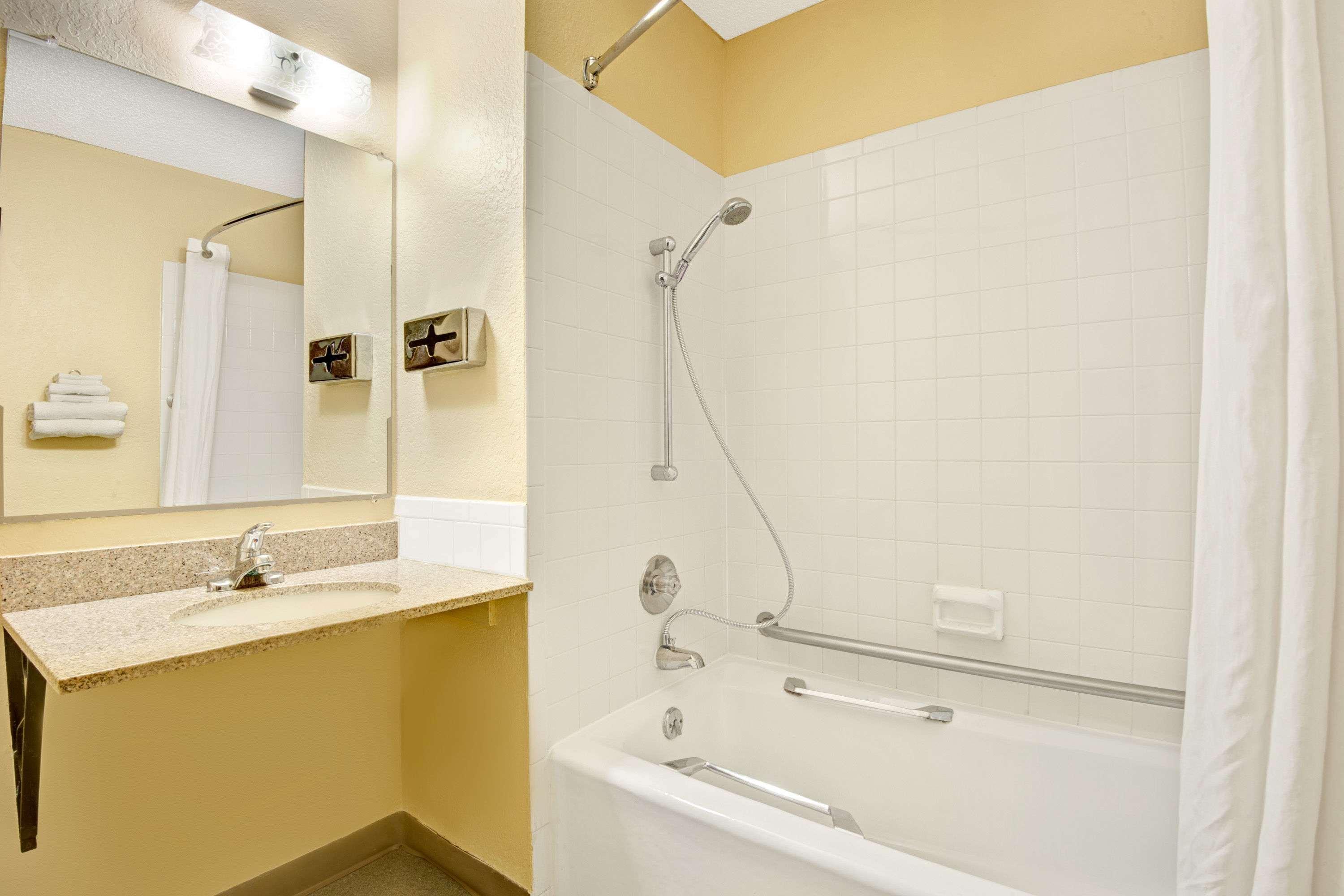 Super 8 By Wyndham Independence Kansas City Экстерьер фото